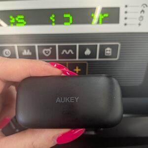 Aukey Black Wireless Bluetooth Earbuds With Charging Case Great Condition